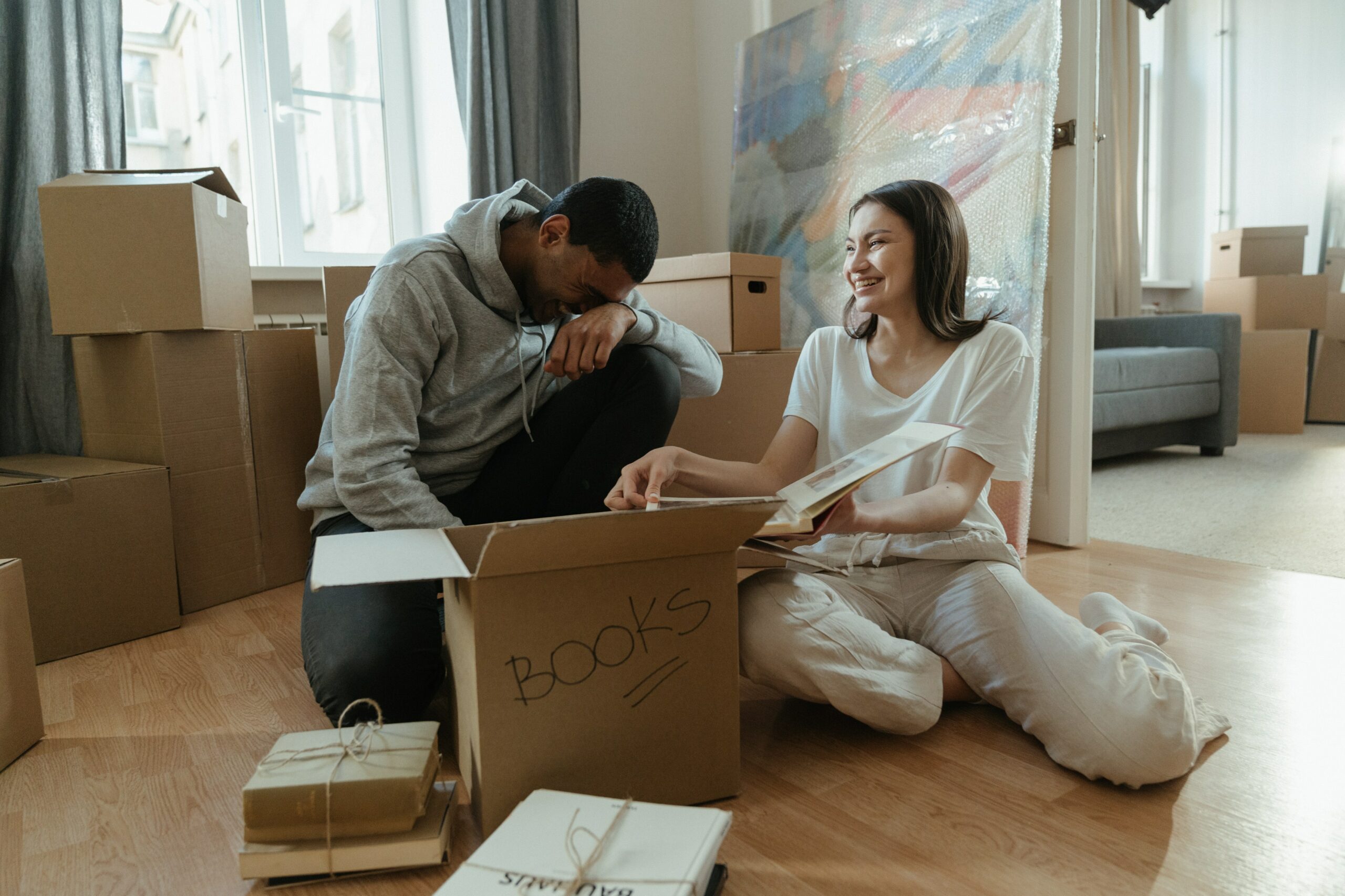 Un couple préparant un déménagement au milieu de cartons