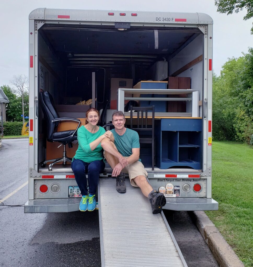 Un couple dans un camion de déménagement avant un trajet de longue distance