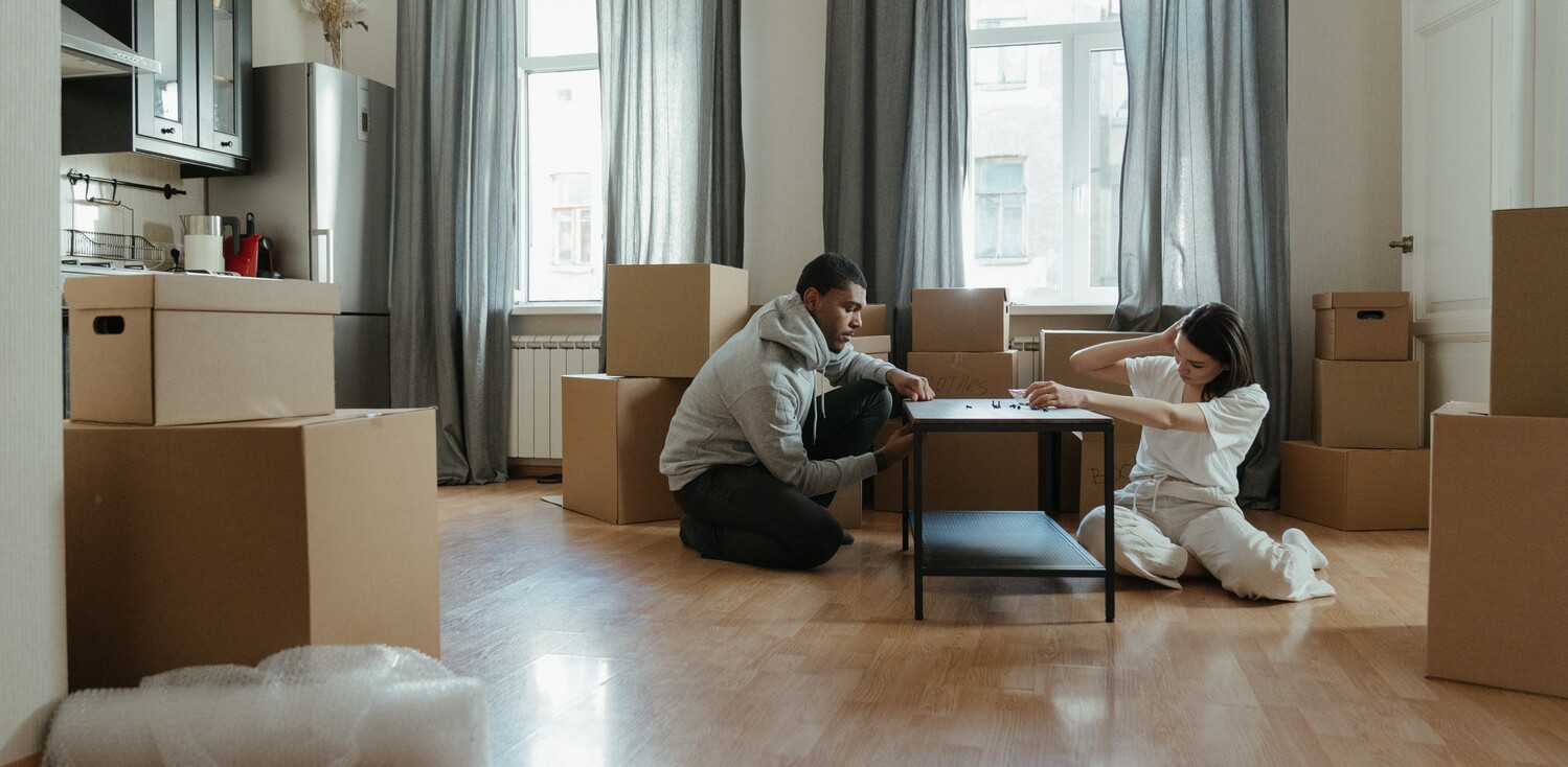 un couple emballant leurs affaires pour déménager pas cher