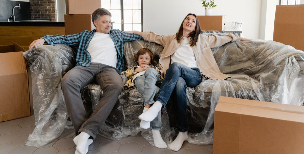 Une famille sereine au durant un déménagement géré par une entreprise